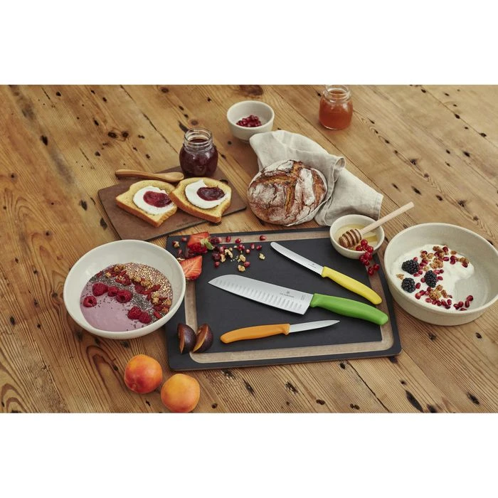 Victorinox Santokumesser Swiss Classic 6852617L4B, 17cm Klinge, Edelstahl, Mit Kullenschliff, Grün 8 Victorinox Santokumesser Swiss Classic 6852617L4B, 17cm Klinge, Edelstahl, Mit Kullenschliff, Grün – Bild 6