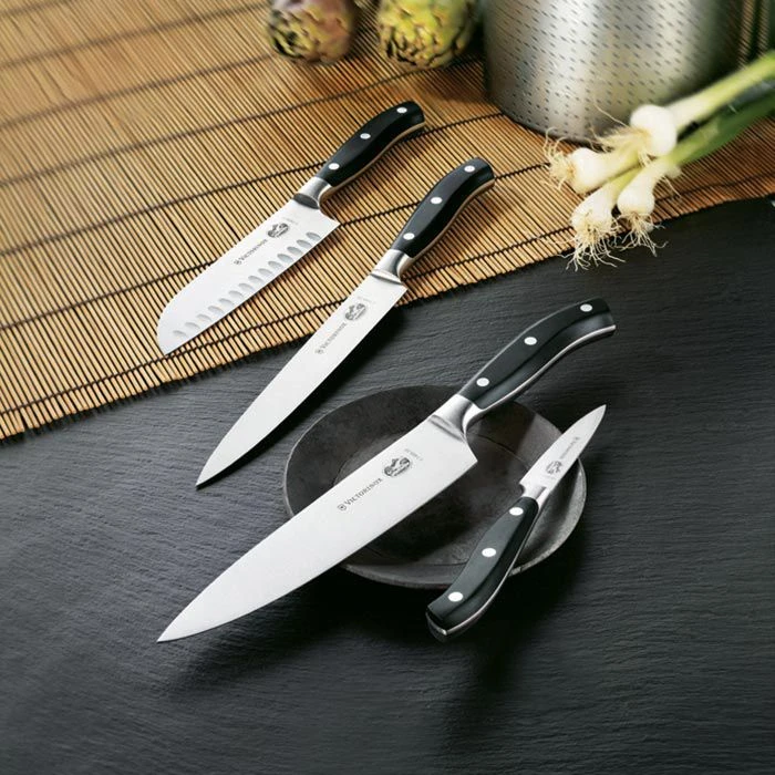 Victorinox Santokumesser Grand Maitre 7.7323.17G, 17cm Klinge, Edelstahl, Mit Kullenschliff 6 Victorinox Santokumesser Grand Maitre 7.7323.17G, 17cm Klinge, Edelstahl, Mit Kullenschliff – Bild 4